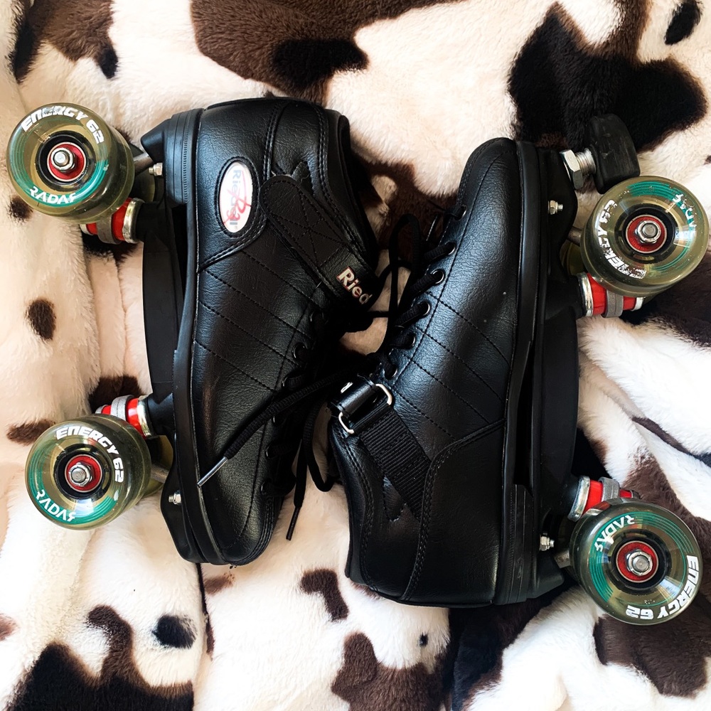 ROLLER SKATES